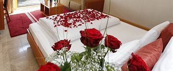 Queen Open Bath room 