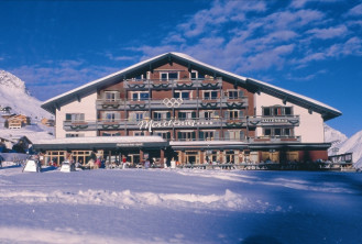Deluxe Hotel and Chalet Montana